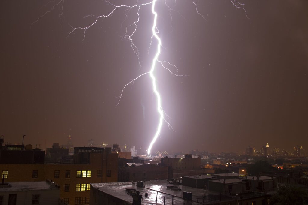 Best Lightning Detectors: Stay Safe in Severe Weather 1 lightning