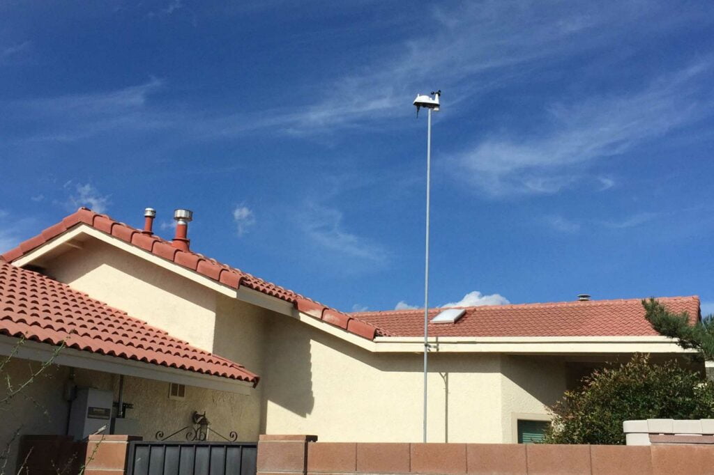 Davis Instruments Vantage Vue Review: Accurate and Reliable 3 Vantage Vue on a pole