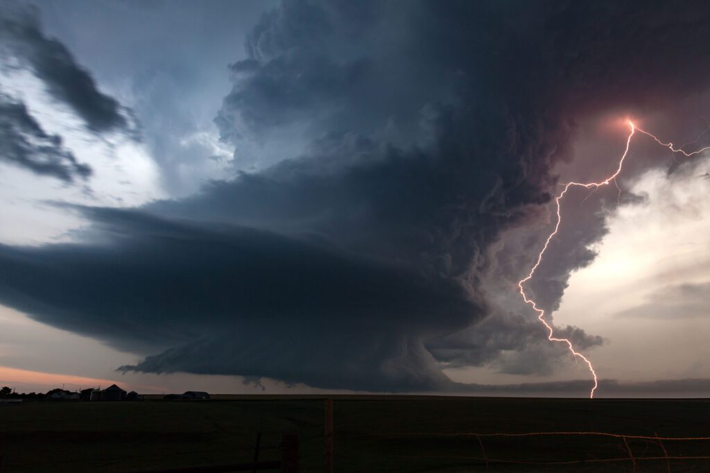 How Do Lightning Detectors Work? 3 thunderstorm in tornado alley